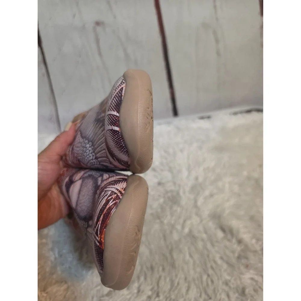 UIN slip sneakers
